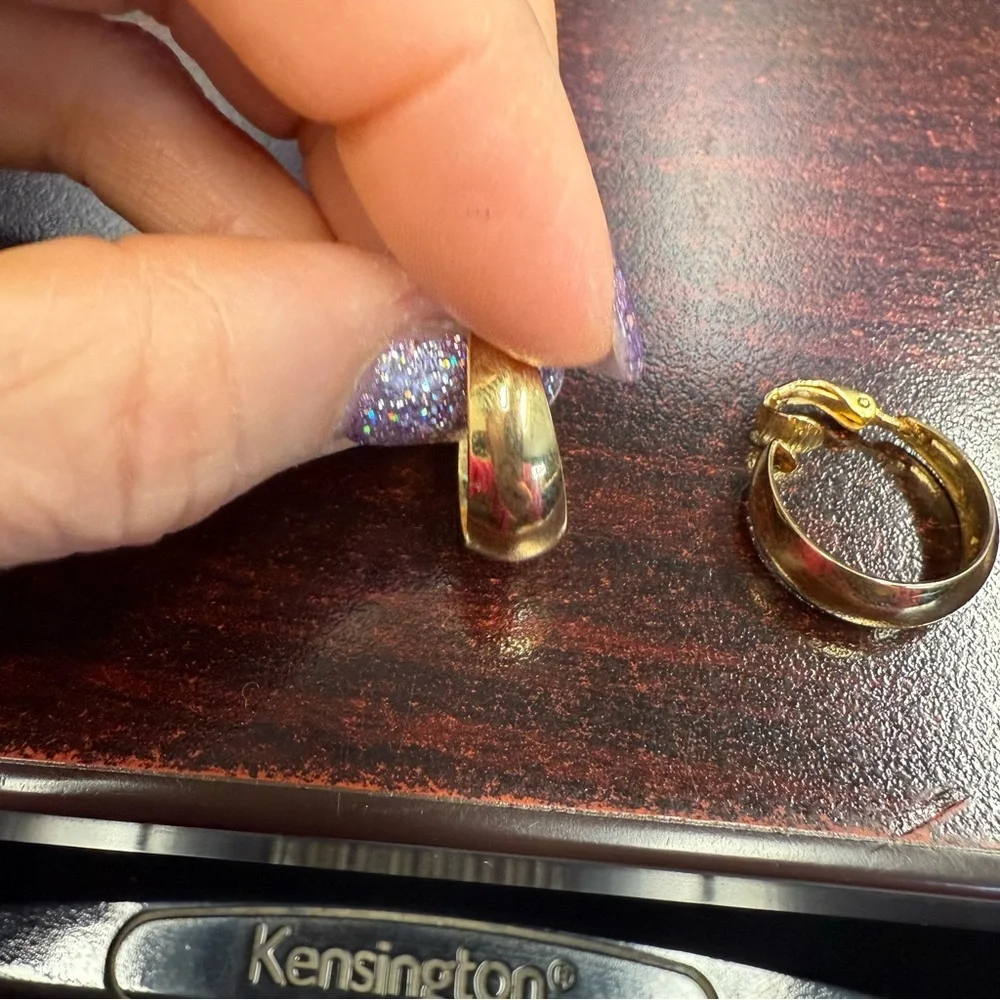 Avon vintage small classic hoop gold-Toned clip earrings NIB 1989